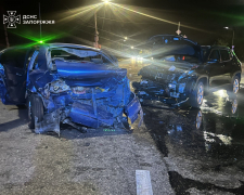 Пасажира затисло в понівеченому авто: у Запоріжжі рятувальники деблокували потерпілого після ДТП (фото)