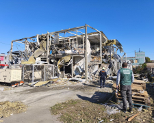 Руїни та відходи -  після ворожого удару Комунарський район  перетворився на зону екологічної небезпеки (фото)