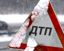 Водій та пасажирка постраждали в ДТП на слизькій дорозі в Запоріжжі - патрульні надали домедичну допомогу (відео)