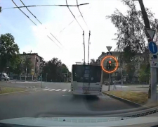 Допомогло відео — у Запоріжжі відшукали водія тролейбуса, який порушив правила на перехресті (фото, відео)