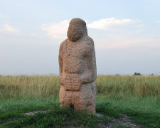 Евакуюють з прифронтових територій - на Запоріжжі рятують кам’яних баб (фото)