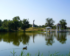 У найвідвідуванішому місці Запоріжжя висадили молоді дуби - акція об’єднала ветеранів, молодь та поліцію (фото)