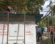 Мешканці одного з районів Запоріжжя поскаржилися на старий страшний кіоск - фото