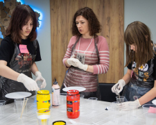 Арттерапія, сміх і безпека: у Запоріжжі дітям з релокованих громад дарують простір для творчості та відпочинку (фото)