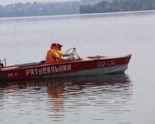 На Молодіжному пляжі 15-річний хлопець знесилився у воді, але відпочивальник, який був поруч, допоміг йому дістатися берега.