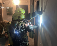 У Запоріжжі в багатоповерхівці спалахнула пожежа - вибратись живою жінці допомогли рятувальники (фото)
