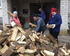 Жителям прифронтових громад Запорізької області почали видавати безкоштовні дрова