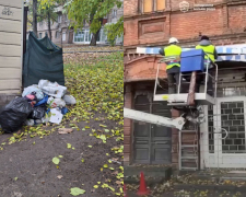 У Запоріжжі прибирали сміття з вулиці та незаконні рекламні конструкції з фасадів (фото, відео)