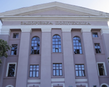 Пошкодили корпуси та аудиторії – у Запоріжжі під час нічної атаки постраждав один із найбільших вишів (фото, відео)