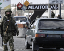 В Мелітополі російський військовий посеред вулиці побив жінку за українську мову: подробиці