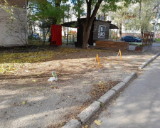 Заволоділи частиною двору – у Запоріжжі прибрали незаконні обмежувачі паркування