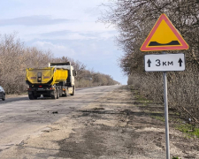 На важливих трасах  Запорізької області обмежують швидкість транспорту — водіям пояснили причини (фото)