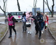 "Аби тільки не прилетіло в хату" - з Кушугума на світанку вивезли ще 19 дітей (фото, відео)