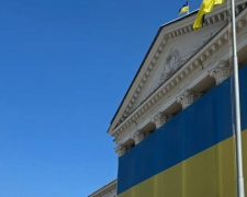 Біля будівлі Запорізької міської ради вперше урочисто підняли синьо-жовтий прапор