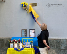 Пішов добровольцем на останнє завдання – у Запоріжжі морпіху відкрили меморіальну дошку (фото)