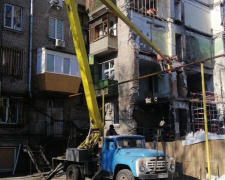 У будинку зі зруйнованим ворожим ударом під'їздом у центрі Запоріжжя продовжуються роботи - фото