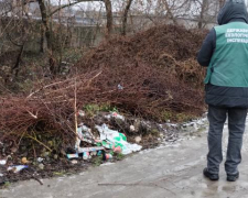 Сміття біля будинків та річки: у Запоріжжі екологи виявили незаконне звалище (фото)