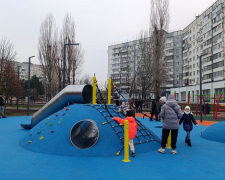 Великий дитячий майданчик та спортивні зони - у спальному мікрорайоні Запоріжжя оновили парк (фото)