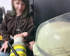 У Запоріжжі 10-річна дівчинка застрягла пальцем у стільці: на допомогу викликали рятувальників