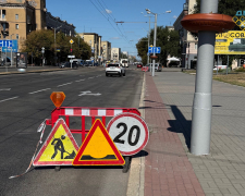 &quot;Напливи&quot; на асфальті у центрі Запоріжжя - комунальники ліквідовують небезпеку для водіїв (фото)
