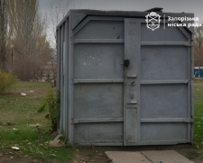 Без примусу та витрат з бюджету — у Запоріжжі власник сам прибрав незаконну споруду (фото)