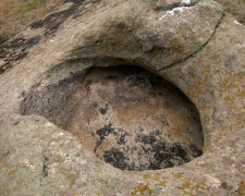 Запорізький історик досліджує гранітну «миску» у невеликій скелі на річці Мокра Московка – подробиці знахідки