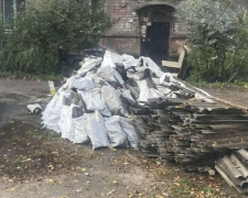 У Запоріжжі влаштували звалище будівельного сміття прямо на газоні - фото