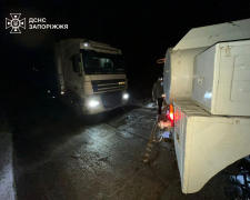 Запорізькі рятувальники визволили вантажівку, що застрягла через негоду 