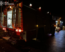 Спалахнула просто посеред вулиці — у Запоріжжі вогнеборці гасили автівку (фото)