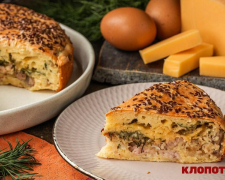 Заливний пиріг із м’ясом, сиром та рум’яною цибулею, фото з сайта klopotenko.com 