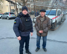 Евакуація на Великдень: літній чоловік наважився покинути рідну домівку в Запорізькій області