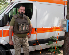 «На рахунку кожна хвилина» — як водій-санітар з Біленького рятує життя побратимам на передовій (фото)