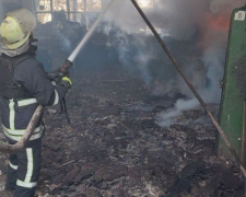 У Запорізькій області через російські обстріли загорілося підприємство