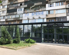 Два роки з фанерою - у Запоріжжі оновили фасад виставкової зали після ракетного удару (фото)