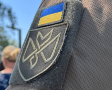 На стабпункті 128 окремої важкої механізованої бригади «Дике Поле» Петро працює поруч із медиками та допомагає пораненим. До війни він був шеф-кондитером, а нині навчається на лікаря й планує присвятити медицині багато років.