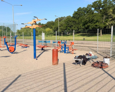 Нові можливості для всіх — у Запоріжжі почали встановлювати інклюзивний майданчик у парку (фото)