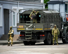 В окупованому місті Запорізької області російські військові прикриваються пенсіонерами як живим щитом