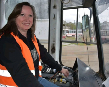 Швачка з Запоріжжя опанувала професію водійки трамвая в межах експериментального проєкту Служби зайнятості
