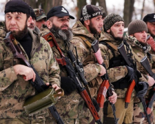 Насилля в окупованому Мелітополі - кадирівці «запрошуть» молодих дівчат до машин