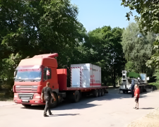 Захистить від уламків та ударної хвилі - у Вільнянську біля дитячого центру встановили мобільне укриття (фото)