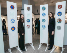 Декоративний рельєф як пам’ять: у Запоріжжі відкрили незвичайну виставку цементних панно (фото)