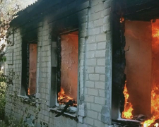 У селищі Запорізької області через ворожі обстріли сталася пожежа в житловому будинку - фото