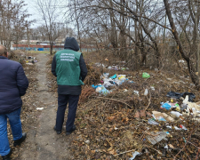 Незаконне сміттєзвалище біля будинків – у Запоріжжі виявили купу непотребу (фото)