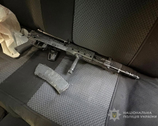 У Запоріжжі правоохоронці схопили чоловіка одразу після того, як він збув автомат