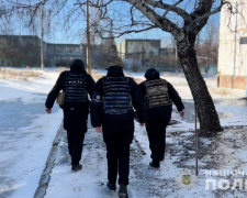 Під постійними обстрілами та у холоді – запорізькі поліцейські евакуювали пенсіонерку з прифронтового Степногірська