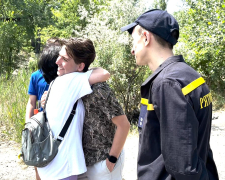 Витягли з води та відвезли у лікарню - двоє запоріжців врятували підлітка, який тонув у водоймі (фото)