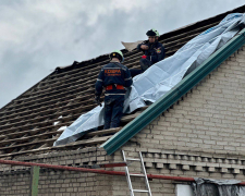 Дахи пошкоджених запорізьких будинків накривають плівкою