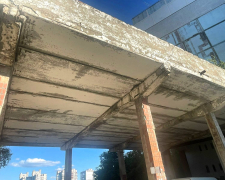 У Запоріжжі демонтують аварійну арку, що загрожувала пішоходам (фото)