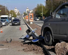Вирвало із землі ударом: У Запоріжжі відновили світлофор на Соборному після ДТП (фото, відео)