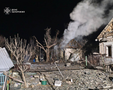 Окупанти атакували дронами Запорізький район: рятувальники деблокували жінок та дітей з пошкодженого будинку (фото)